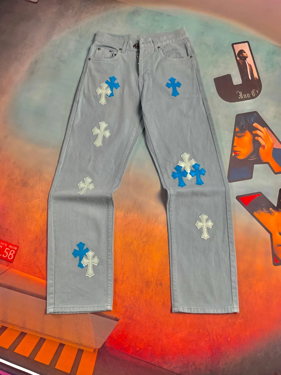 🅿️320 🔘Style No.-KL127 🔘Cro Heart 𝐂𝐡𝐫𝐨𝐦𝐞 𝐇𝐞𝐚𝐫𝐭 25SS Miami-limited Drake co-branded cross patch leather jeans* Cro Heart 25SS divine pants: dopamine ice blue, blowing up the fashion circle Fashion pioneers, gather your attention! Chrome Hearts 25SS new dopamine ice blue cross patch leather washed jeans make a shocking debut. This is no ordinary pair of pants, but a fearless exploration of the limits of fashion. Croxin has always dominated the fashion industry with unique designs, and this time it breaks through itself. The fresh icy blue tone is like the clear melting glacier water in summer, or the dreamy blue reflected in the clear sky. It is filled with endless youthful vitality, instantly breaking the dullness and making you a dazzling presence in the crowd. The trousers adopt a mid-high waist design, which fits the natural curve of the human body and cleverly raises the waistline position, visually elongating the leg lines easily and making the legs longer in seconds. At the same time, it perfectly creates a lazy and casual style atmosphere, without deliberate restraint, but full of fashionable energy. Whether you are strolling on the street or attending a fashion party, you can feel confident and show your casual and comfortable fashion attitude. It has easily become a fashion darling that trendy men and women can't put down, and it deserves to be a must-have item in the wardrobe. Not only that, the cross leather on the pants is full of details and carefully made of high-quality materials. Each one seems to tell the brand story of Croxin, adding a mysterious and profound fashion charm to the pants. After a unique washing process, the fabric presents a unique texture. The upper body is soft and comfortable, has good breathability, and the wearing experience is impeccable.  Size: S M L XL (28.30.32.34) Color: Ice Blue